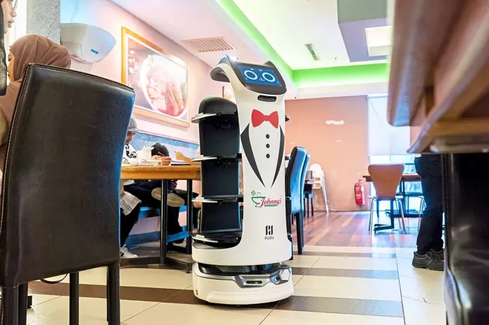 restaurant-robot-waiter